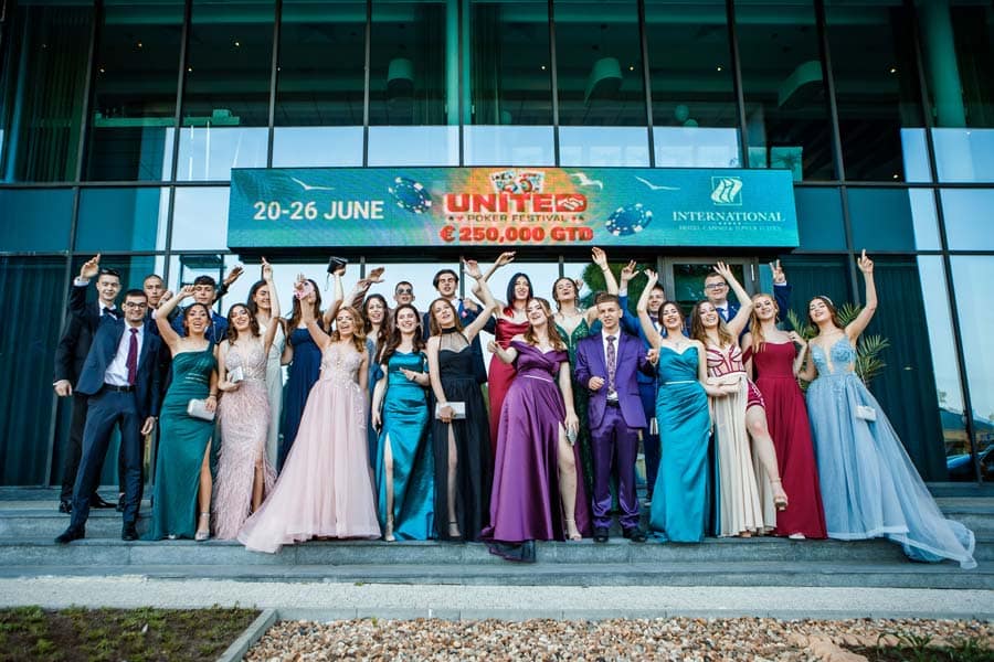 Абитуриентски клас по време на групова фотосесия преди бала.