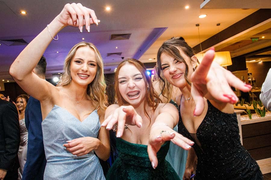 Абитуриентски клас по време на групова фотосесия преди бала.