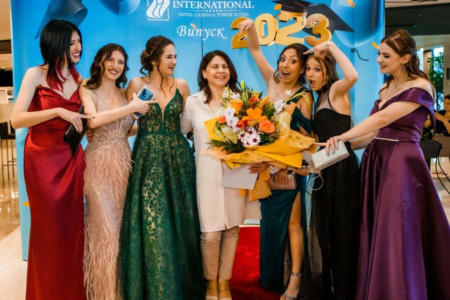 Абитуриентски клас по време на групова фотосесия преди бала.