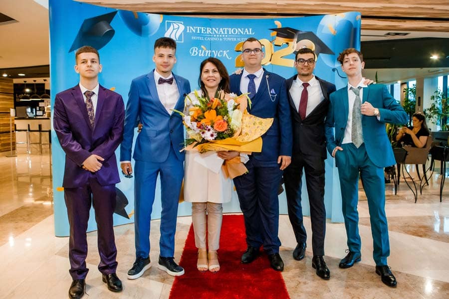 Абитуриентски клас по време на групова фотосесия преди бала.